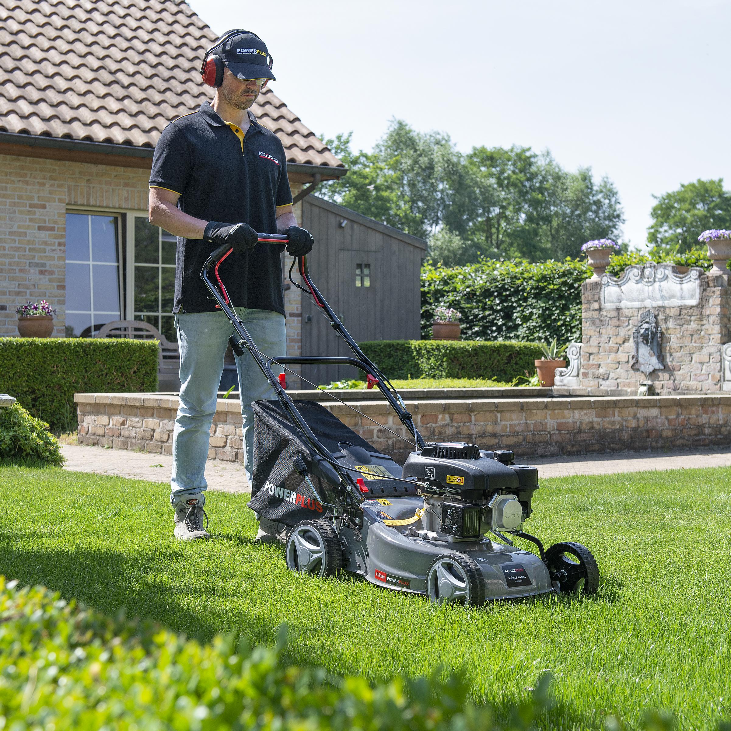 TONDEUSE A GAZON AUTOTRACTEE ESSENCE 132 CC